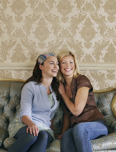 Zwei Frauen sitzen auf dem neu bezogenen Sofa